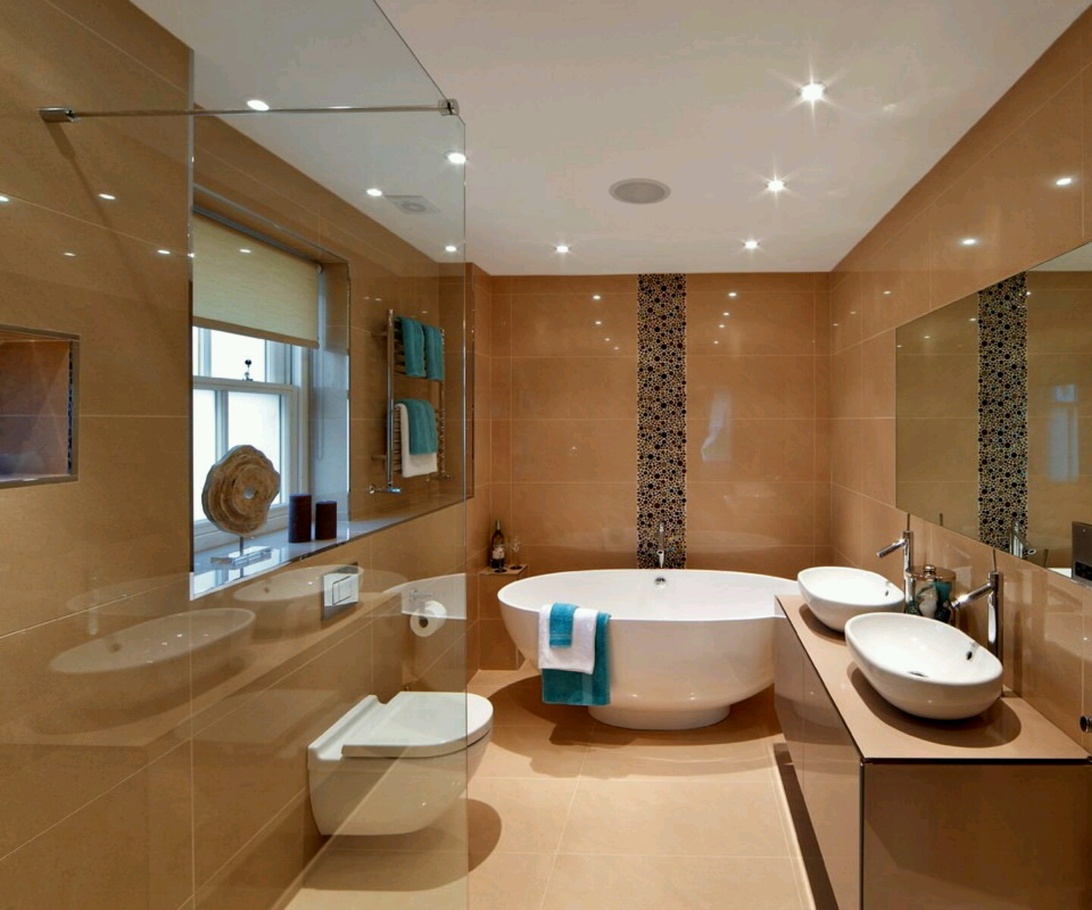 Eigentijdse luxe badkamer met warmbeige marmerlook tegels, een vrijstaand wit bad en dubbele waskommen, wat een luxe hotelesthetiek creëert.